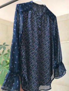 Blouse Navy Blue Print with tiny pink flower. Pre- owned. Rayon. Lucky Brand. - Picture 1 of 6