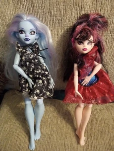 2 Monster High Puppen mit Outfits braucht Haare repariert - Bild 1 von 4