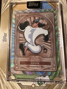 2025 Topps Disney Mint Card NYCC #28 Kronk The Emperors New Groove 27/100 Silver - Foto 1 di 2