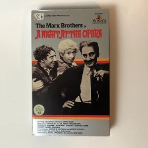 Die Marx-Brüder in einer Nacht an der Oper VHS große Buchbox MGM UA. 1980 - Bild 1 von 10