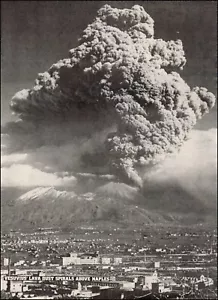 1944 WW 2 Famous print photo Volcano MOUNT VESUVIUS Erupts Over Naples 031724 - Picture 1 of 1