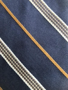 EXPRESS NUEVO CON ETIQUETAS Seda a Rayas Azul Marrón Oro Blanco EE. UU. 573⁄4"" X 33⁄4"" - Imagen 1 de 6