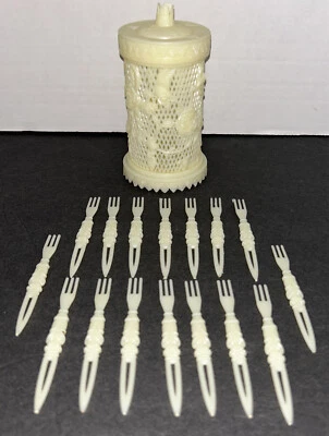 Vintage 5” pickle Appetizers Fork holder, Lid & 16 Forks 3.5” Plastic Great Cond - Image 1 of 4