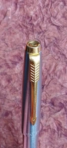 PARKER 45 MADE IN U.K. STEEL AND GOLD TONE BALLPOINT PEN (IT) - Picture 1 of 9