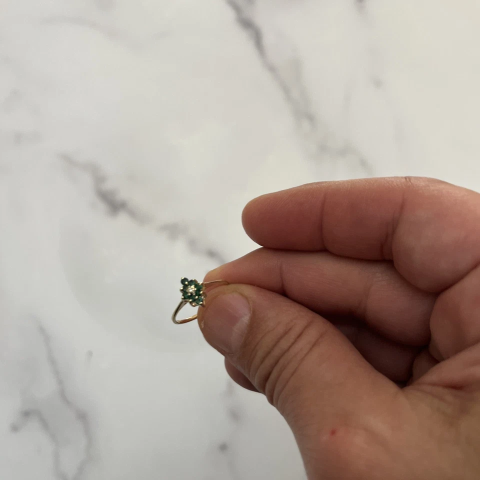 Oro amarillo de 14 K con esmeralda y diamante  Foto 1 de 4