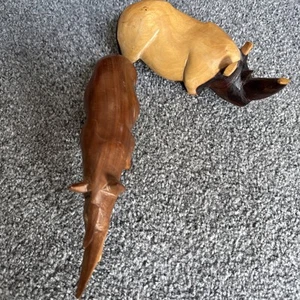 2 X Hand Carved Wooden Rhinos - Excellent Condition Great Collectors Items - Foto 1 di 12