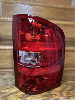 Luz trasera para Chevrolet Silverado 1500 2007-2013 y 07-10 Silverado 2500 HD LH Foto 1 de 3