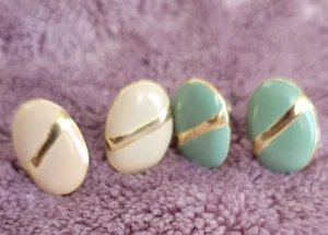 Lote De 2 Pendientes Huggie Ovalados Tono Dorado Verde Crema Para Mujer - Imagen 1 de 4