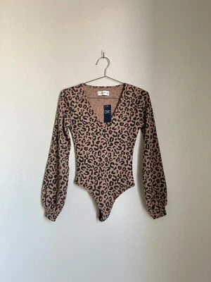 Body manga abullonada estampado leopardo guepardo Abercrombie & Fitch en beige talla XS Foto 1 de 4