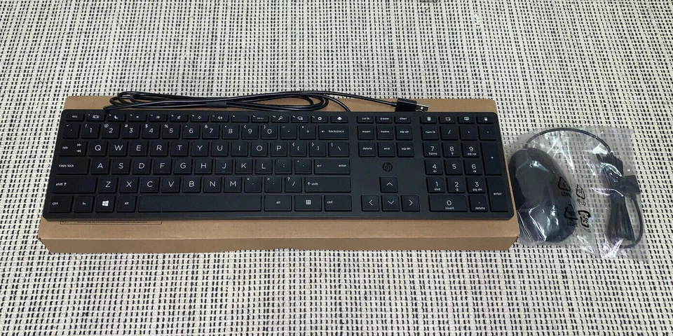 HP Mouse 320M & Keyboard 320K Combo Set USB Slim  - Image 1 of 1
