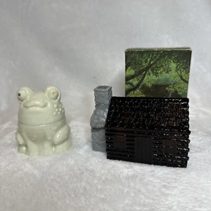 Botella completa vintage Avon Frog & Homestead jarra cabaña de troncos campo salvaje - Imagen 1 de 6