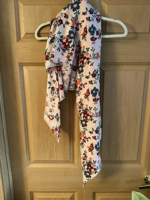 Bufanda envolvente floral INC  Foto 1 de 4