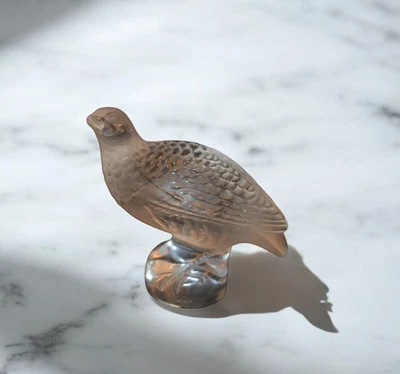 Estatuilla de codorniz de cristal Lalique France - Cuerpo esmerilado base transparente - Firmada Foto 1 de 4