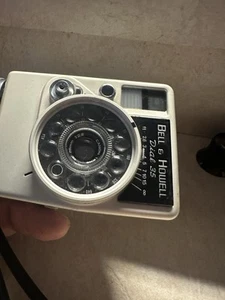 BELL AND HOWELL Dial 35 - 35 mm fotocamera pellicola mezza cornice con obiettivo 28 mm, custodia, con cinturino - Foto 1 di 9