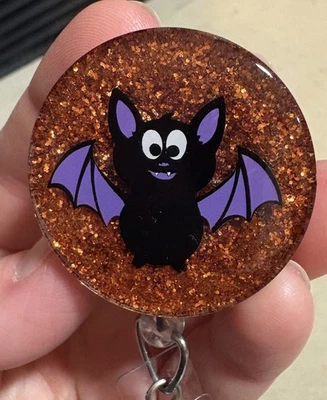 Carrete de insignia retráctil de murciélago brillante Foto 1 de 3
