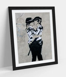 BANKSY KISSING POLIZIOTTI RAGAZZE POLIZIA GRAFFITI - POSTER ARTE DA PARETE INCORNICIATO STAMPA SU CARTA - Foto 1 di 11