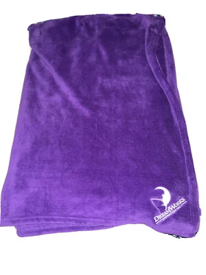 Manta DreamWorks 62” x 42” púrpura súper suave logotipo de poliéster Sherpa Foto 1 de 4
