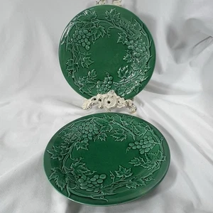 Set aus zwei (2) 9" Vintage grünen Majolika Stil Weinrebe Weinblatt Teller - Bild 1 von 6