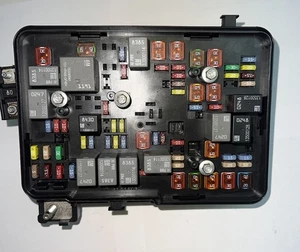 Chevrolet Equinox 2011 caja de relé de fusibles de motor 20899629 - Imagen 1 de 2