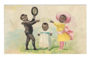 c1890er Stock viktorianische Handelskarte 3 Kinder zu Ostern gekleidet - Bild 1 von 2