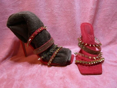 TACONES CON TACHUELAS CON TIRAS ROJAS CAPA ROBIN TALLA 10M Foto 1 de 4