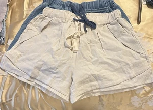 NEU Zwei Paar blaue Jeans & cremefarbene Damenshorts mit Kordelzug Medium - Bild 1 von 9