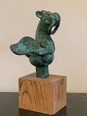 Antigua estatua mística con remate de asta de bandera de bronce o adorno montada sobre soporte de madera  Foto 1 de 4