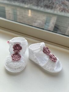 Baby crochet shoes (handmade) in white with rose pink details -  newborn size