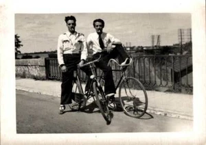 PHOTO DEP 41 / BLOIS 1950 AV VENDOME 2 JEUNES à VÉLO SUR PONT CHEMIN DE FER - Picture 1 of 1