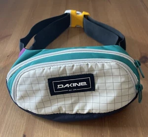 Riñonera Dakine Hip Pack Temporada Diseño Retro A Cuadros Blanco/Verde/Violeta - Imagen 1 de 7
