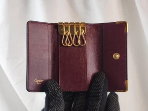 Authentisches MUST DE CARTIER Schlüsseletui BORDEAUX Leder GELDBÖRSE 4 Ringe Haken FALTUNG - Bild 1 von 24