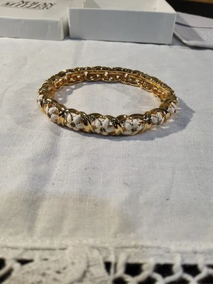 Brazalete Brazalete Nolan Miller Blanco Esmalte y Cristal Flor Bisagras Tono Dorado Foto 1 de 4