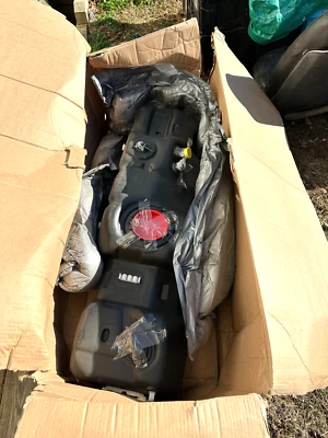 Tanque de combustible Ford OEM NOS HC3Z-9002-M 2017-2022 F-250 Super Duty 6,7 L diésel Foto 1 de 4
