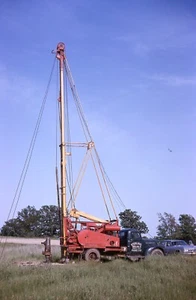 Orig Dia 60er Jahre Auto geparkt neben Brunnen Bohrung Pick Up Truck in Aktion 291N - Bild 1 von 1