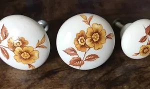 Manopole Giappone 3 Vintage Rotondi Fiori d'Oro Giappone Tira Cassetto Porcellana 2 Lg - Foto 1 di 7