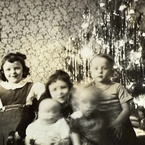 Foto istantanea vintage 1942 bambini davanti all'albero di Natale bambini volti sfocati - Foto 1 di 5