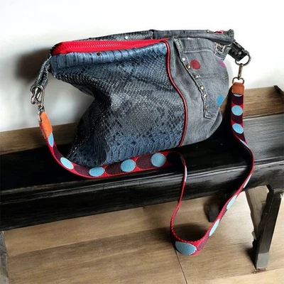 Sac bandoulière en jean et cuir véritable motif crocodile - pièce unique  - Photo 1/4