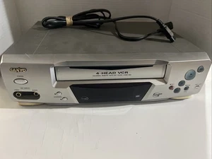 Sanyo VWM-390 4 Head VHS VCR Player - Tested & Working - No Remote Control - Picture 1 of 4