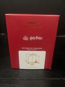 Hallmark Adorno de Navidad 2021 MAGO EN ENTRENAMIENTO Harry Potter BEBÉ MÓVIL H49 - Imagen 1 de 5