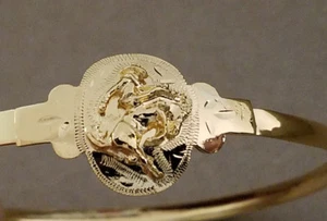 Damen Frauen Gelbgold plattiert Bucking Bronco Armreif 3 mm breit 2,75 Zoll Durchmesser - Bild 1 von 4