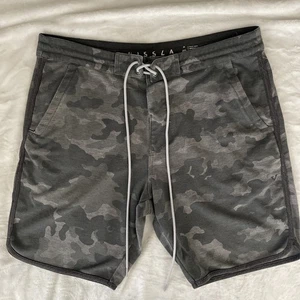 Vissla Shorts Mens Size 34 Camo Sofa Surfer Sweat Pockets Draw String - Picture 1 of 7