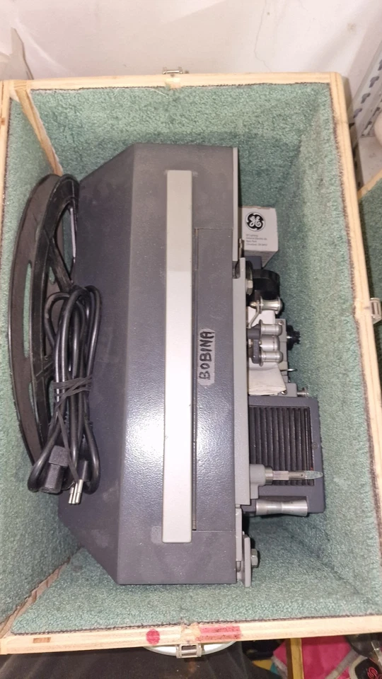 proiettore cinema Fumeo in ottime condizioni. Bobine da vendere insieme o separa - Immagine 1 di 4