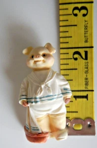 VINTAGE - SIGNIERT 1991 J.C. - KLEINES SCHWEIN IM MATROSENANZUG MIT SEGELBOOT - FIGUR - Bild 1 von 18