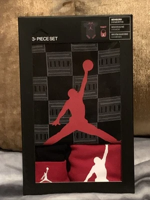 NUEVO Conjunto de 3 Piezas Jordan Body Sombrero y Babero Negro/Rojo Recién Nacido 0-6 Meses Foto 1 de 2