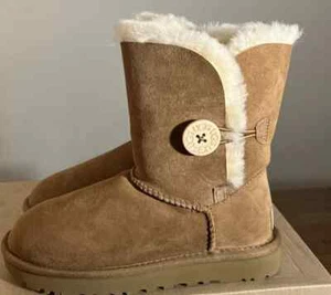 UGG BAILEY BUTTON II 1016226 STIVALI DONNA 100% AUTENTICI CASTAGNO TAGLIA 5 NUOVI - Foto 1 di 6
