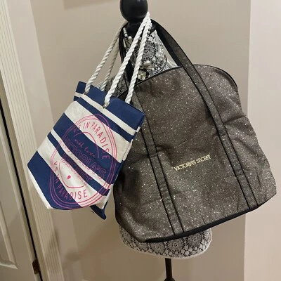 2 Nuevos Bolso de Playa Victoria’s Secret Dorado Fin de Semana y Bolso de Playa Foto 1 de 4