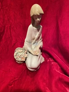 Llardo FIGUR 7607 BLUMENLIED sitzendes Mädchen mit Blumenkorb - Neuwertig! - Bild 1 von 7