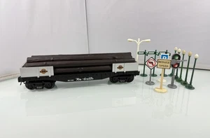 K-line Spur O Rio Grande schwarzer Flachwagen mit Holzladung & verschiedenen Schildern Lampenmast - Bild 1 von 15