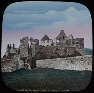 ANTIGUA LINTERNA MÁGICA COLOREADA A MANO CASTILLO DUNLUCE C1887 FOTO IRLANDA - Imagen 1 de 2