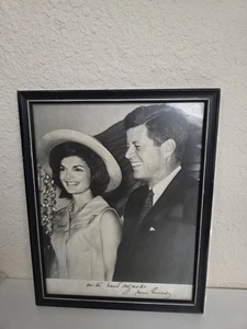 John F. Kennedy y Jackie Kennedy Juntos Blanco y Negro De Colección Enmarcado 8.25x10.5 - Imagen 1 de 12